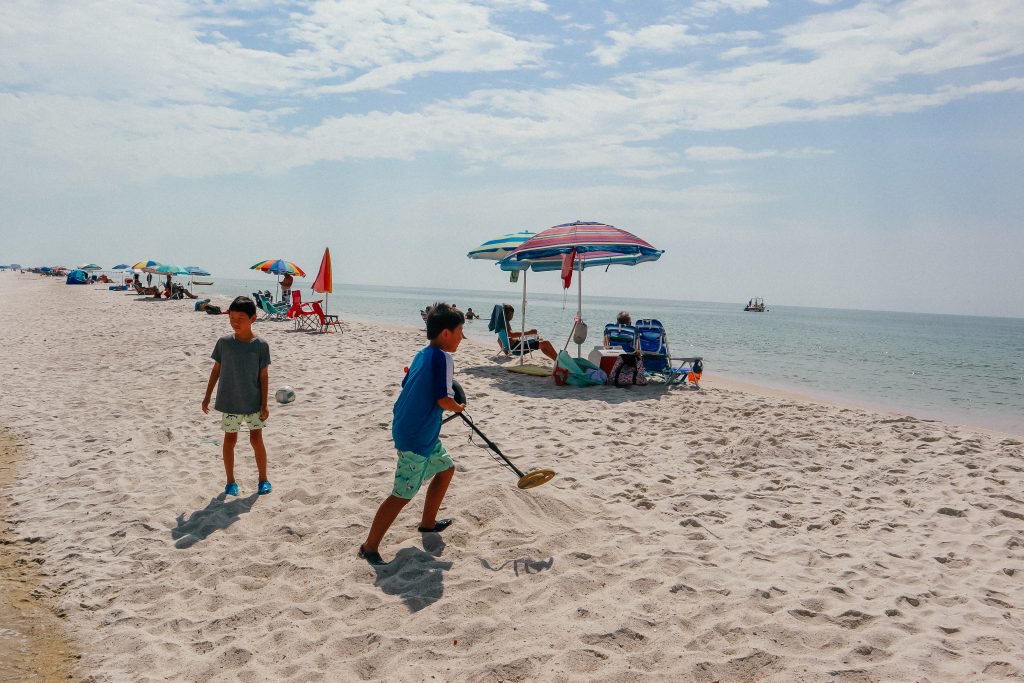 Vacatia's tweet photo. Enjoy @JillRobbinsRJAB's truly "Amazing Things to Do in #GulfShores, #Alabama"! 😎🌴 #familytravel @VisitALBeaches @TweetHomeAla https://t.co/qb68vsWhWD https://t.co/PJdutaZquk