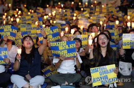 결국은 나라만 요렇게 혼란에 빠졌다.
촛불을 들고 청와대를 에워싸 겁박을 해 축출하고 난 정권이 촛불혁명이니 시민혁명이니 하며 들떠있고 좋아하던 그것이, 흔들리지 않는 고집불통의 정부를 만든다며 큰소리치다가 또, 비슷한 권력형 조작의 사건이 나와 여기저기서 촛불을 들고 협박, 위협이네!