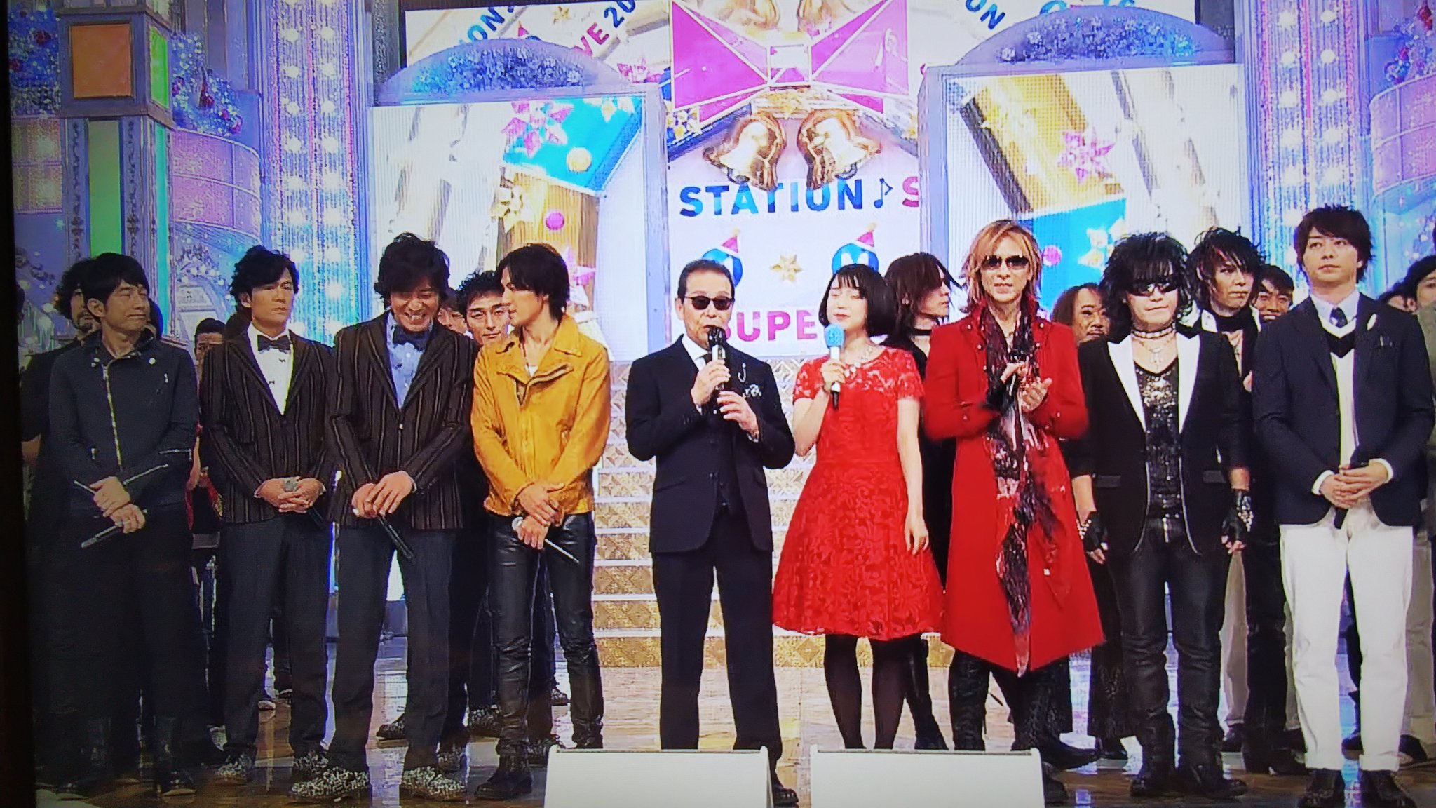 توییتر まる در توییتر Mステのスーパーライブのオープニングで木村くんとb Zの稲葉 さんがずっと話してるんだけど 女子高生みたいで可愛い Smap 木村拓哉 Bz 稲葉浩志 T Co Snwdghc9pe