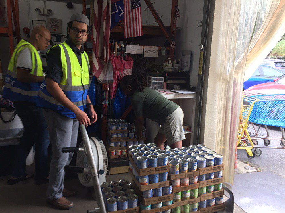 MuslimYouthUSA's tweet photo. #MuslimYouth of @MKA_Orlando donated over 600 items of food which equates to almost 400+ lbs of food being used to serve those in need. #WhatMuslimsDo #GivingBack https://t.co/72DhKTlhR3