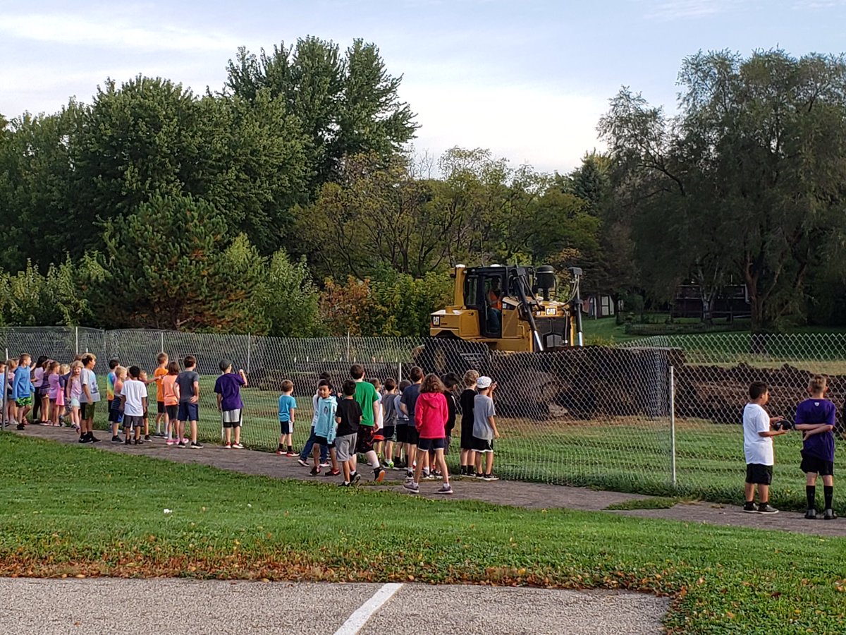 SamRichardsonMN's tweet photo. Morning recess is exciting today for @GVPGeckos! @mahillmann @TLeimer5 #construction2019 #gvp659 https://t.co/cAtZgV9wN1