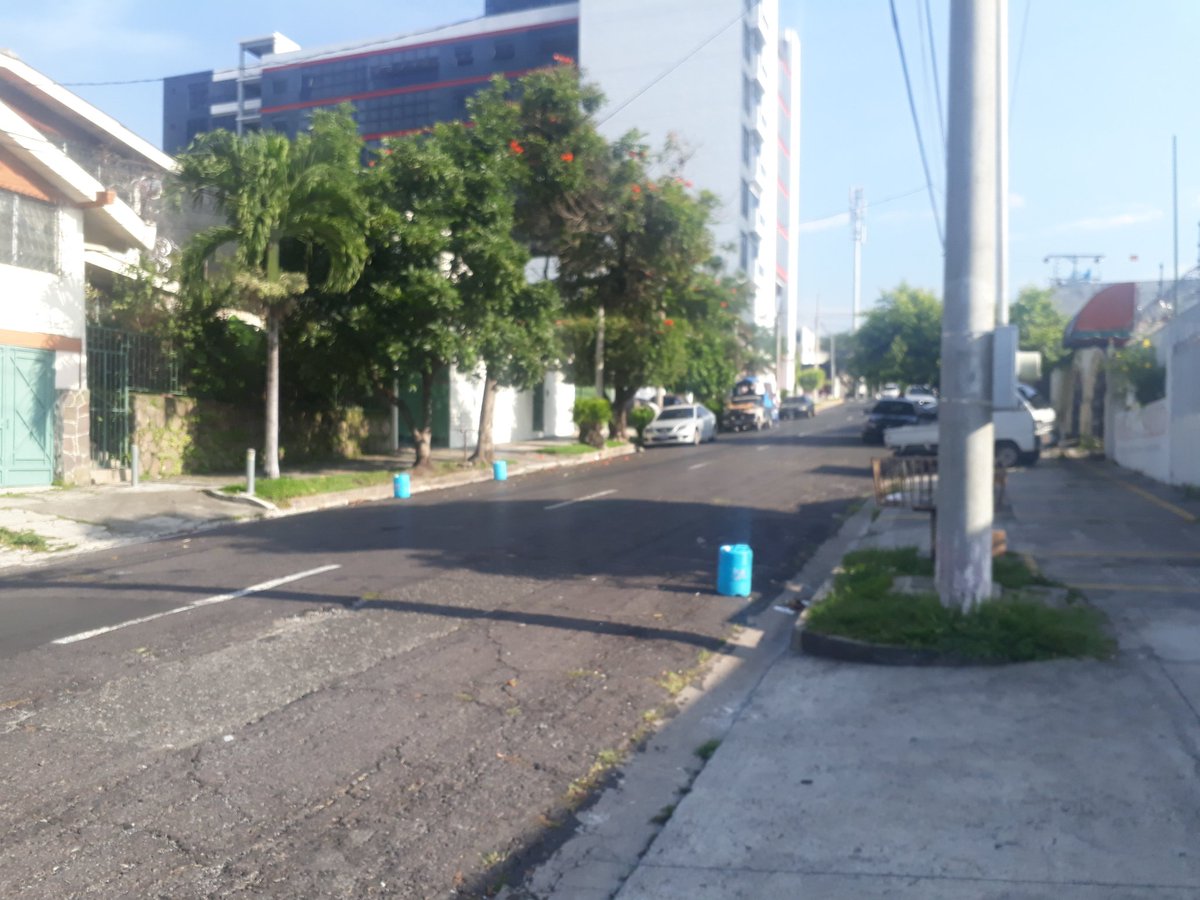 Legalwalk's tweet photo. Pregunta Sana. Esto se puede hacer poner aparta-parqueos? @PNCSV @alcaldia_ss @VMTElSalvador 91 Av Nte Col Escalon y Calle al Mirador. https://t.co/RlXqZQqMKK