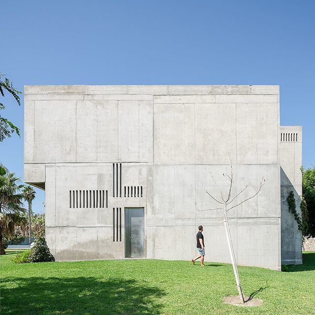 NachoVillaFoto's tweet photo. 🗿🌿Iglesia en Playa Granada 🌿
▪️Elisa Valero Architect 📒
📸 @nachovillafoto Photographer
“En la costa tropical, al sur de sierra Nevada, y muy cerca del mar se alza una esbelta torre por la que se reconoce la presencia de una nueva iglesia. Se trat… https://t.co/x51Aces06U https://t.co/83gR9RGLF1