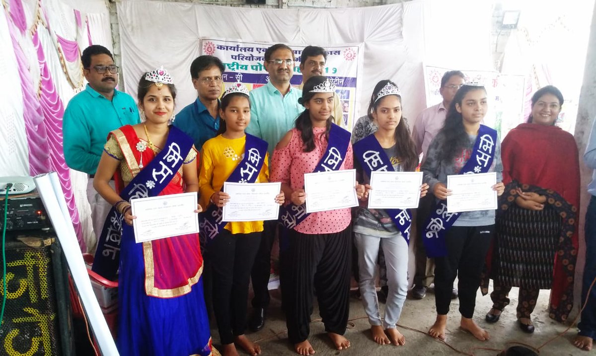 IndorePoshan's tweet photo. Ladies &amp; Gentlemen, let's give a huge round of applause for our new Miss. Hemoglobin. These 5 girls were tested to have d highest level of hemoglobin amongst 102 adolescent girl's tested today. Congratulations to d winners.
#PoshanMaah2019 #SuposhitMP @MinistryWCD @smritiirani https://t.co/dbxn2Sd3GQ