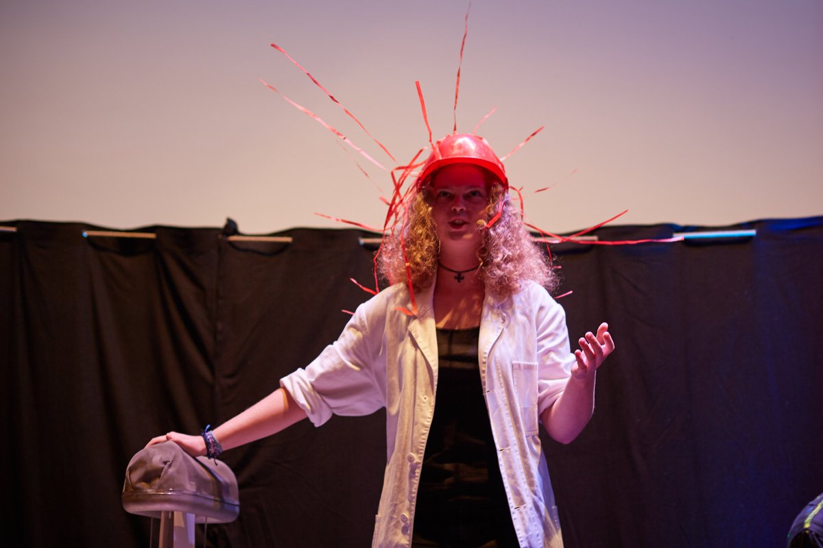 highlightphysik's tweet photo. NACHTS IN DER UNI 🌙✨🌪🔥🧪
Premiere des neuen Programms der #Physikshow @UniBonn
Über 500 begeisterte Schüler*innen füllten den Hörsaal bis auf den letzten Platz. Toll, was die Physik-Studierenden da auf die Beine gestellt haben!
#hdp19 | Mehr dazu:
https://t.co/ab7tMJNwaj https://t.co/mVrsAdcrES