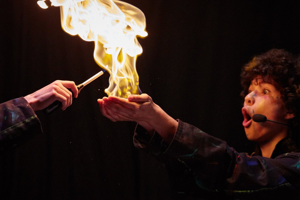 highlightphysik's tweet photo. NACHTS IN DER UNI 🌙✨🌪🔥🧪
Premiere des neuen Programms der #Physikshow @UniBonn
Über 500 begeisterte Schüler*innen füllten den Hörsaal bis auf den letzten Platz. Toll, was die Physik-Studierenden da auf die Beine gestellt haben!
#hdp19 | Mehr dazu:
https://t.co/ab7tMJNwaj https://t.co/mVrsAdcrES