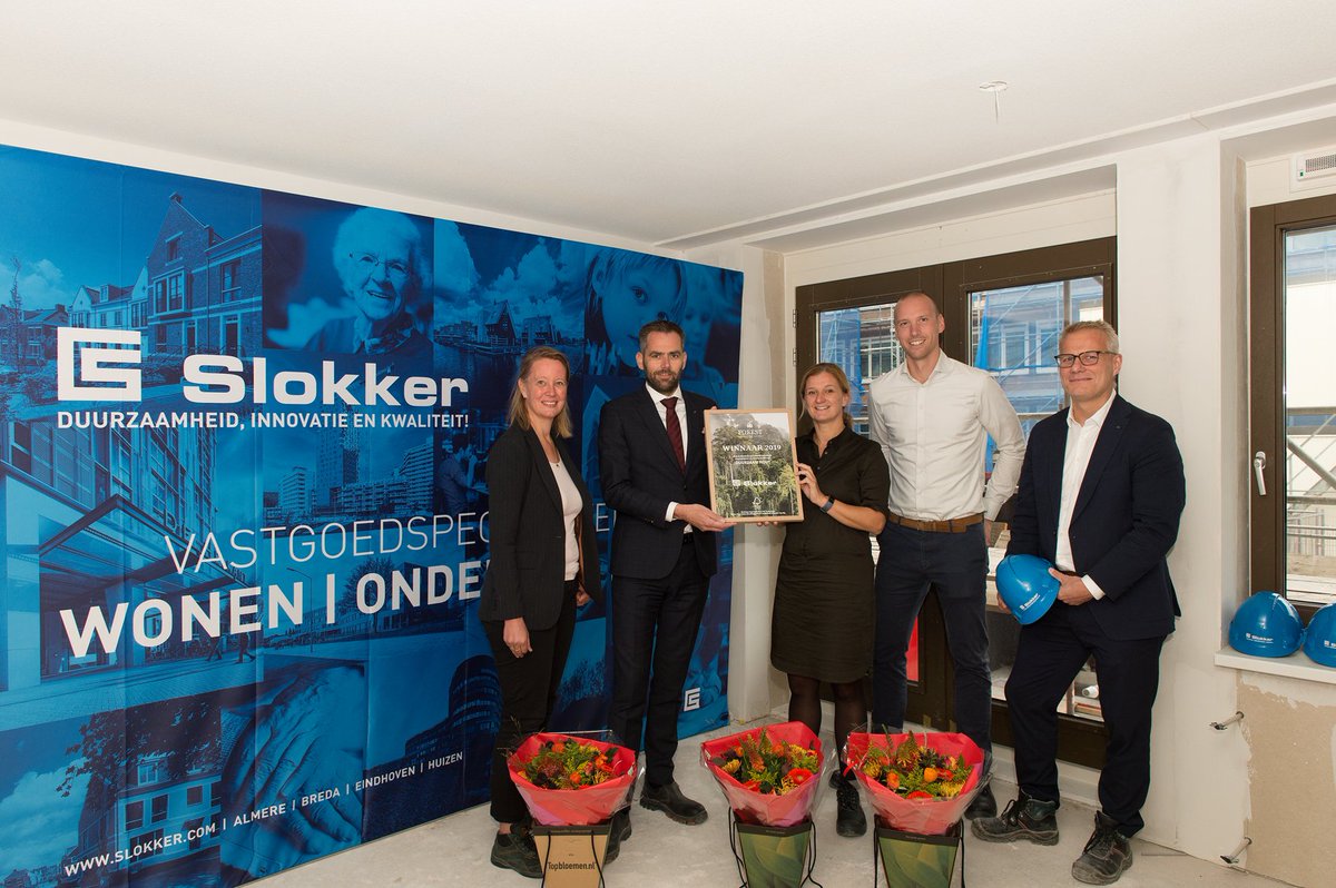 @SlokkerGroep is de winnaar van de #Forest50 2019! 99,8% duurzame houtinkoop en goede communicatie hierover waren hiervoor de basis. Op projectbezoek bij <a href="/Woonstad/">Woonstad Rotterdam</a> werd vanochtend de eerste prijs overhandigd. Gefeliciteerd! #fsc #forest50 #bouw #circulair #hout