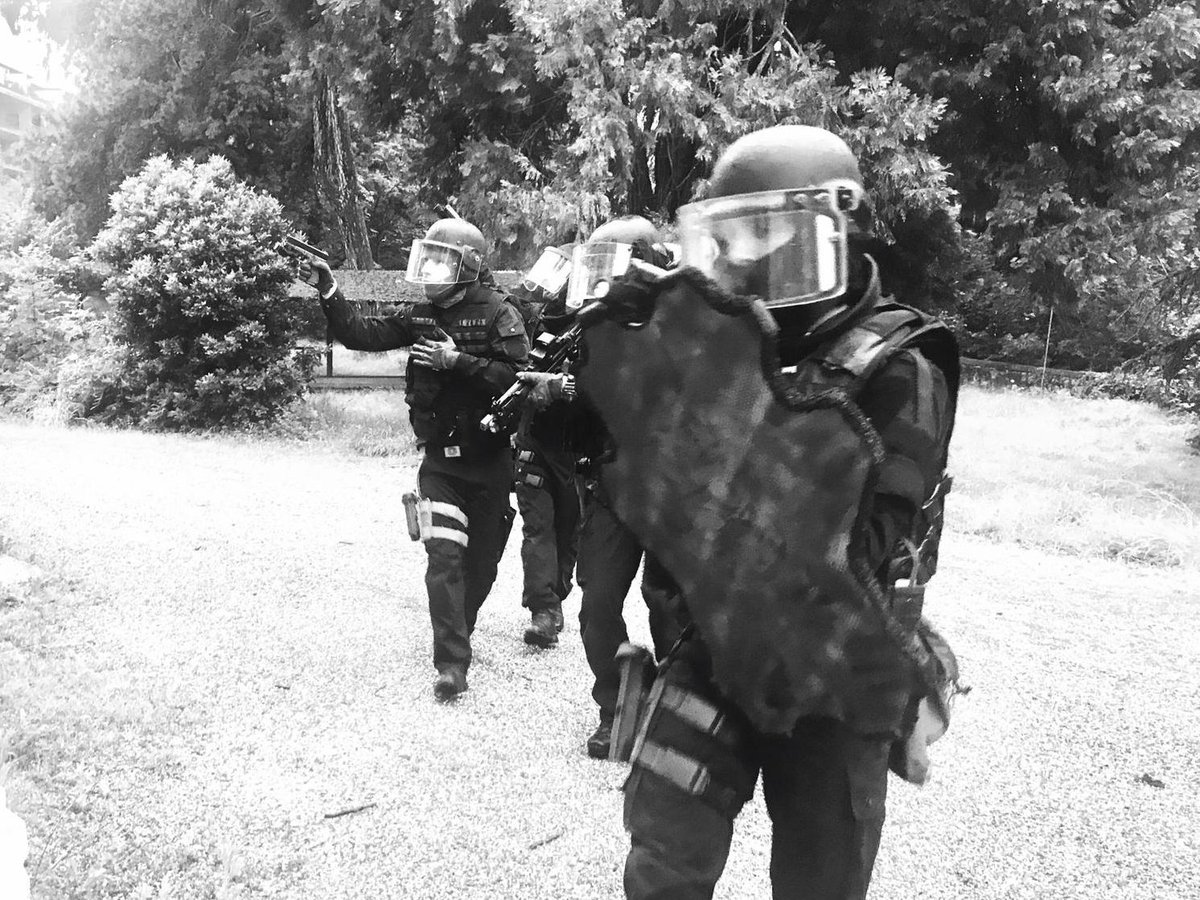 USH_Worldwide's tweet photo. USh - Sniper Shield & Shark Shield
#universalshield #ballistic #SharkShield #USH #SniperShield
#tacticalshield #Shieldtactics #shieldtraining #WeAreProudToSaveLife
@UniversalShield 👊 https://t.co/0GjPjDmjty