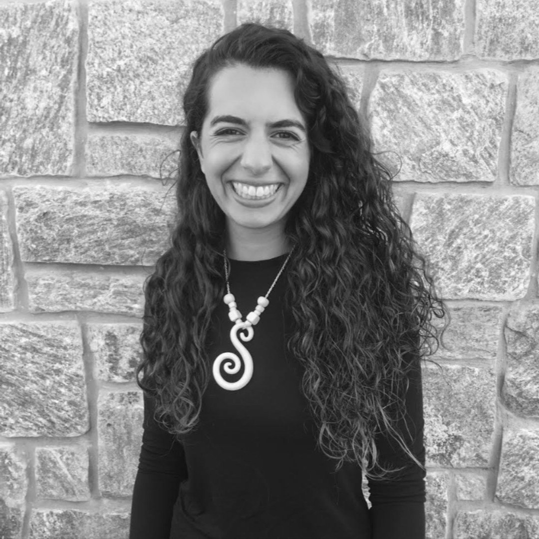 AmaliaAnns's tweet photo. This semester I am taking a black and white film photography course. This weekend will be our first model shoot and our assignment is to bring a prop that reflects ourselves. How could I pass up the opportunity to craft a crazy, chunky (bright yellow) necklace 😊 https://t.co/W0d8KUXyDE