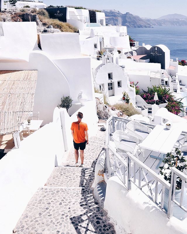 One of the most photogenic streets in the world that are made to be photographed (and explored a bit)! #santorini #santorinigreece #oia #oiasantorini #oía #amazinggreece #travelphotography #travelblogger #whiteandblue #bestviews #culturetrip #holidays #h… ift.tt/31ysxRL