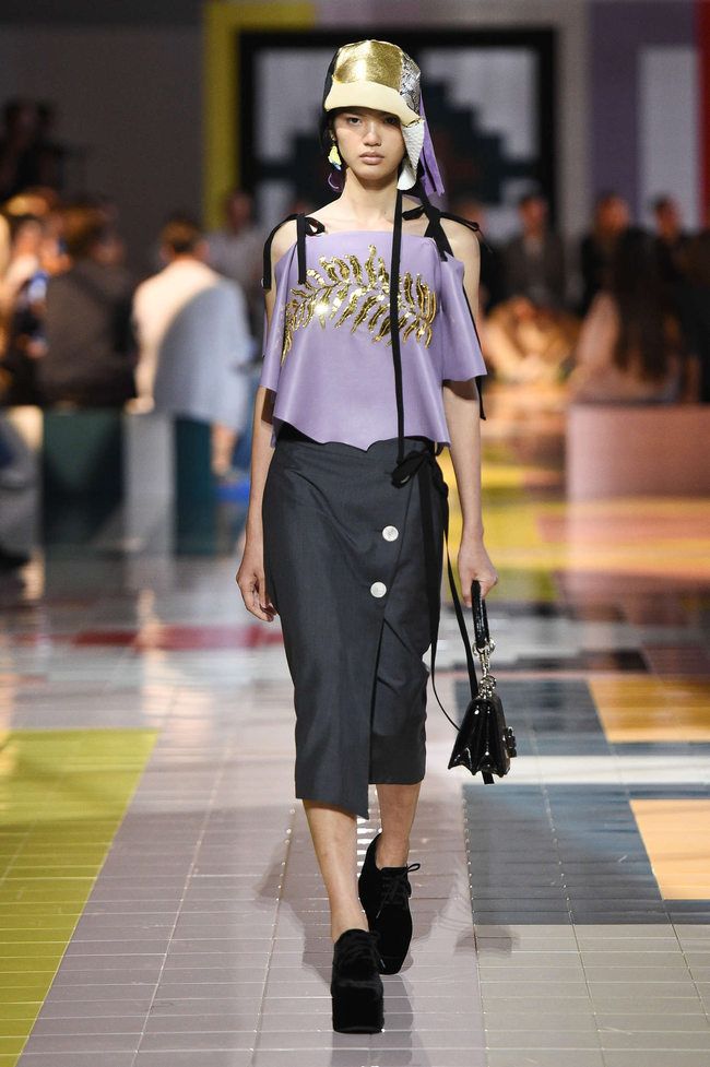 Fashionnetwork 日本 ミラノfw クラッシィでクラシックな プラダ T Co Vxtnzzpldd プラダ Prada ミラノ ファッションウィーク ファッションショー