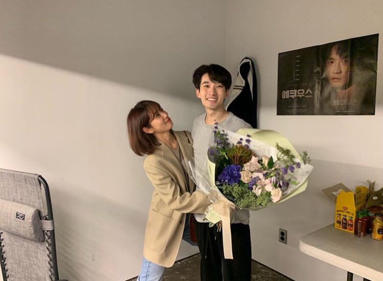 [TRANS] #ParkShinHye’s IG update 190919.

Alan (character name) this is how we meet again after 11 years since 2008.
This oppa, how come that he is so good in acting..
I’m jealous.. 🙏🏻 # EQUSS
#RyuDeokHwan
# Alan Strang