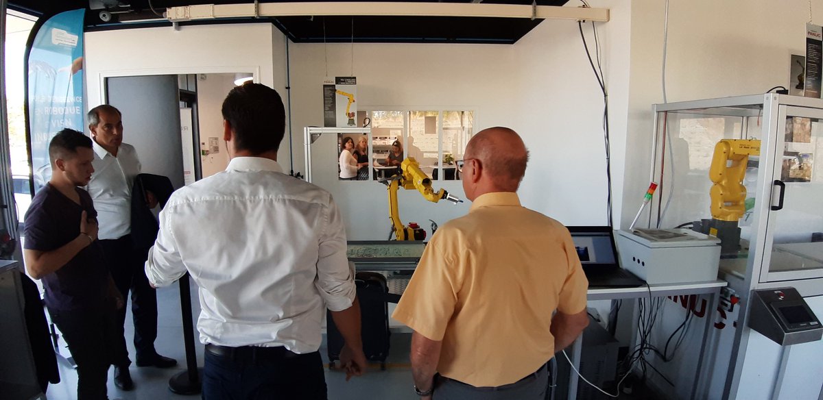 AgrOnov_'s tweet photo. #IAToday c'est aussi des démos de #technologies dans le hall #robotique de @RoboticsValley! L'#IntelligenceArtificielle embarquée au plus près des capteurs pour optimiser la cohabitation entre l'homme et les robots c'est  possible  ! Cc @PwC_France #Ardpi @dataswati @YUMAIN_FR https://t.co/NCmNUsRN0f