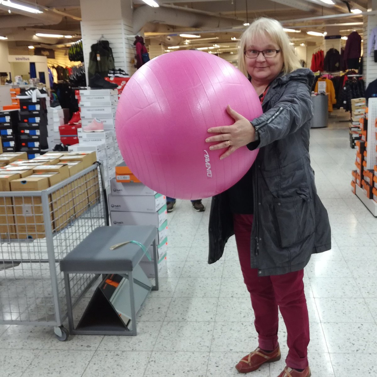Muksunen's tweet photo. #Taskumartti ja minä ollaan melko #samikset.
Toisella #mansikka ja toisella #jumppapallo, jonka #Expert #niskanen myyjä täytti ja otti kuvankin @aanekoski_city 
https://t.co/je6E8yB02E https://t.co/pjItuUb5BJ