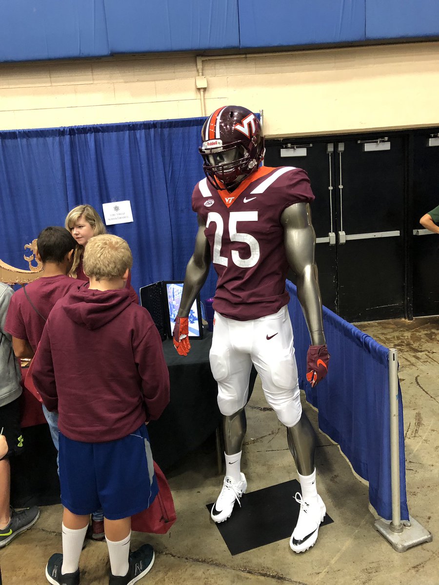 jclark33's tweet photo. WBMS 7th graders navigating through different occupations at #CareerQuest https://t.co/squhcGHTR1