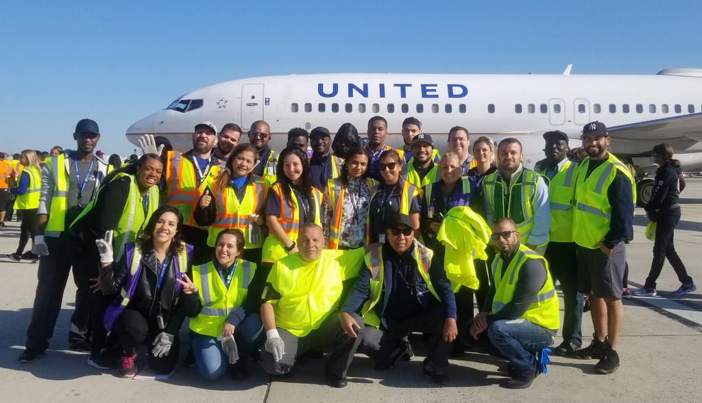 The muscles of Catering taking over the EWR plane pull!💪💪💪😁😁 <a href="/blairtaylor773/">Blair Taylor</a> <a href="/eschwartz1719/">Evan Schwartz</a> <a href="/weareunited/">We Are United</a> #EWRCatering #EWR #planepull