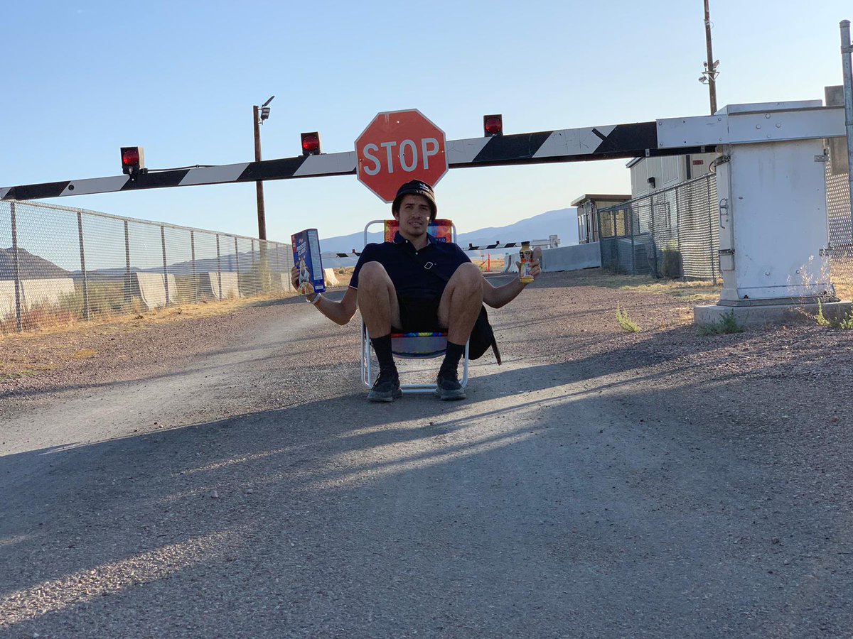 cemcemyt's tweet photo. Déjeuner devant la zone 51 #Area51 https://t.co/Gzel0kgcRt