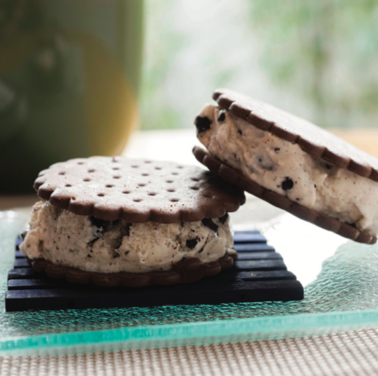 ¿Estás en el equipo de l@s que aman las galletas de chocolate o en el que adoran el helado?  Nosotros estamos en ambos 😋 por eso tenemos nuestros ricos Ice Cream Sandwiches. #BaskinRobbins #CeleBRa