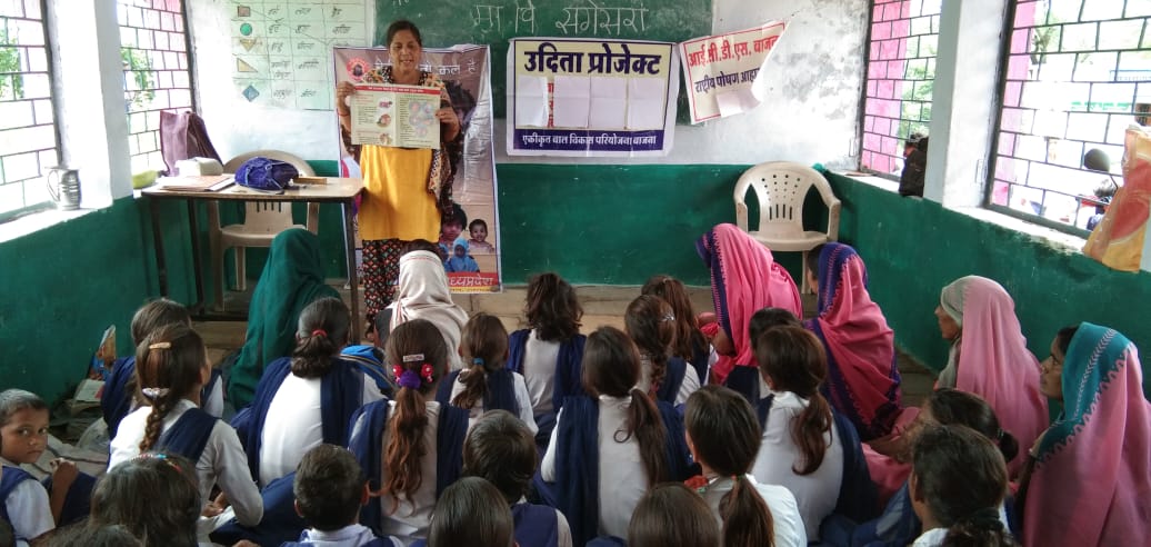 RatlamWcd's tweet photo. Healthy girls are hapoy girls. This #PoshanMaah2019 under Udita scheme girls are being educated on personal hygiene, usage of sanitary napkin and importance of right nutrition. #SuposhiMP #POSHANAbhiyaan @mpwcdnnm https://t.co/a0WlCmgEfO