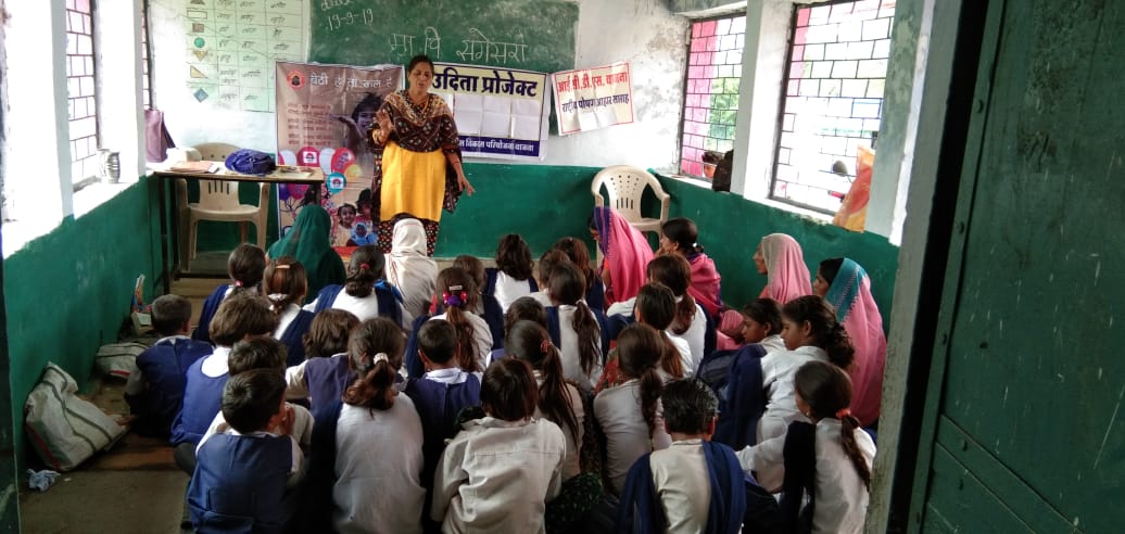 RatlamWcd's tweet photo. Healthy girls are hapoy girls. This #PoshanMaah2019 under Udita scheme girls are being educated on personal hygiene, usage of sanitary napkin and importance of right nutrition. #SuposhiMP #POSHANAbhiyaan @mpwcdnnm https://t.co/a0WlCmgEfO