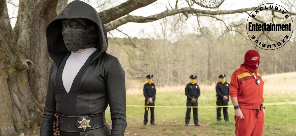 DeadHorseMedia's tweet photo. WATCHMEN details:
- Robert Redford has been president for 28 yrs.
- Cell phones and internet are outlawed.
- Fossil Fuels are no more.
- Costume heroes are banned.
- Police wear masks to hide identity, can’t use guns without a dispatcher unlocking them. 🎬
(@EW - #Watchen) https://t.co/7cJah1CReb