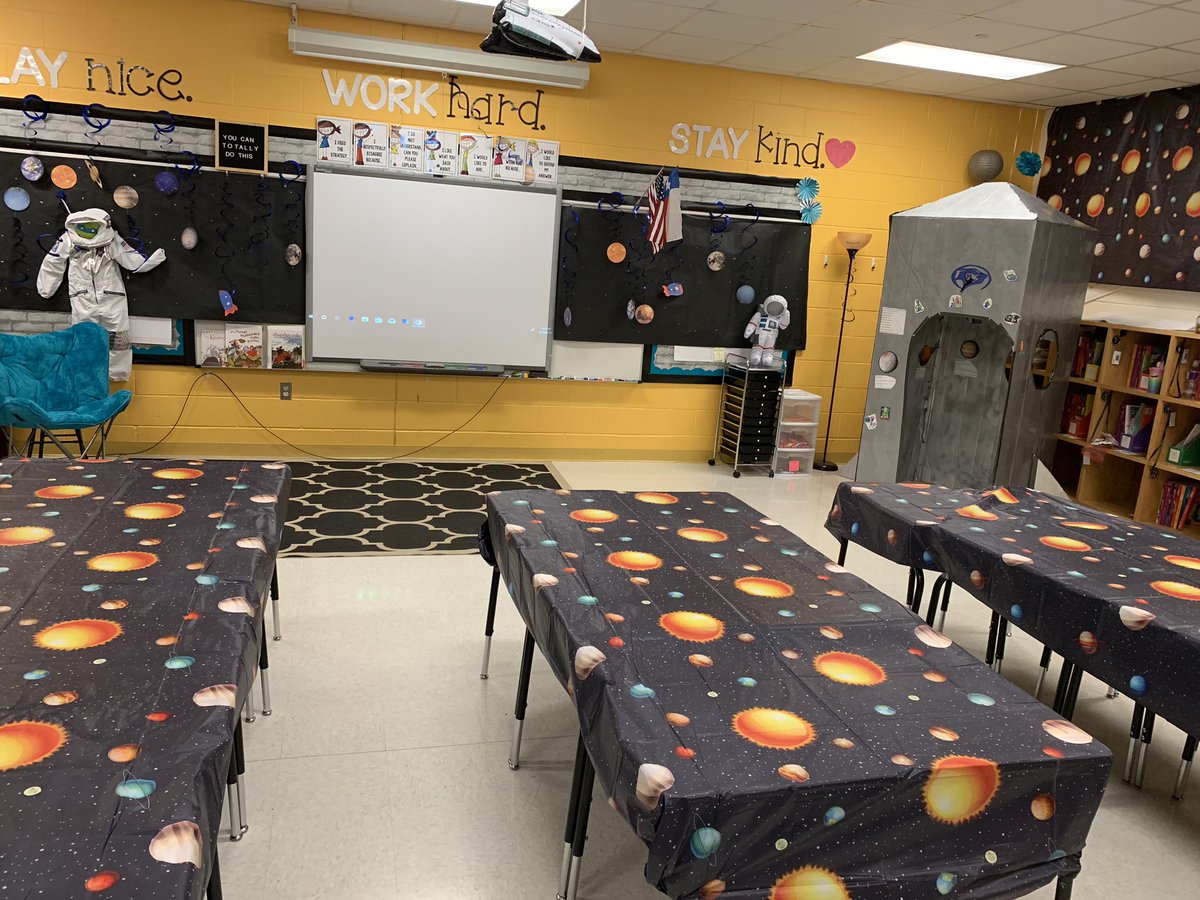 schoonoverLISD's tweet photo. #RockYourSchool outer space theme!!! #thinkbiglisd @LampasasTCE @LampasasISD https://t.co/PBHpZzj3dT