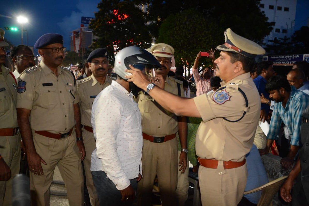 MalkajgiriCop's tweet photo. #TrafficAwarenessProgramme
Helping people to buy helmet, insurance, pollution certificate . Instead of people paying hefty penalty in half the amount they can buy helmet, 50 Rs pollution check certificate and 900 Rs insurance
@TelanganaDGP @Rachakonda_tfc @TelanganaPolice https://t.co/iHBb4lTO8k