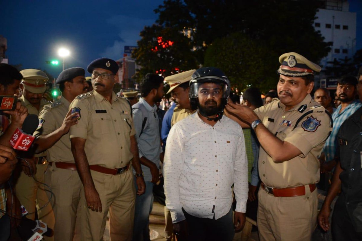 MalkajgiriCop's tweet photo. #TrafficAwarenessProgramme
Helping people to buy helmet, insurance, pollution certificate . Instead of people paying hefty penalty in half the amount they can buy helmet, 50 Rs pollution check certificate and 900 Rs insurance
@TelanganaDGP @Rachakonda_tfc @TelanganaPolice https://t.co/iHBb4lTO8k