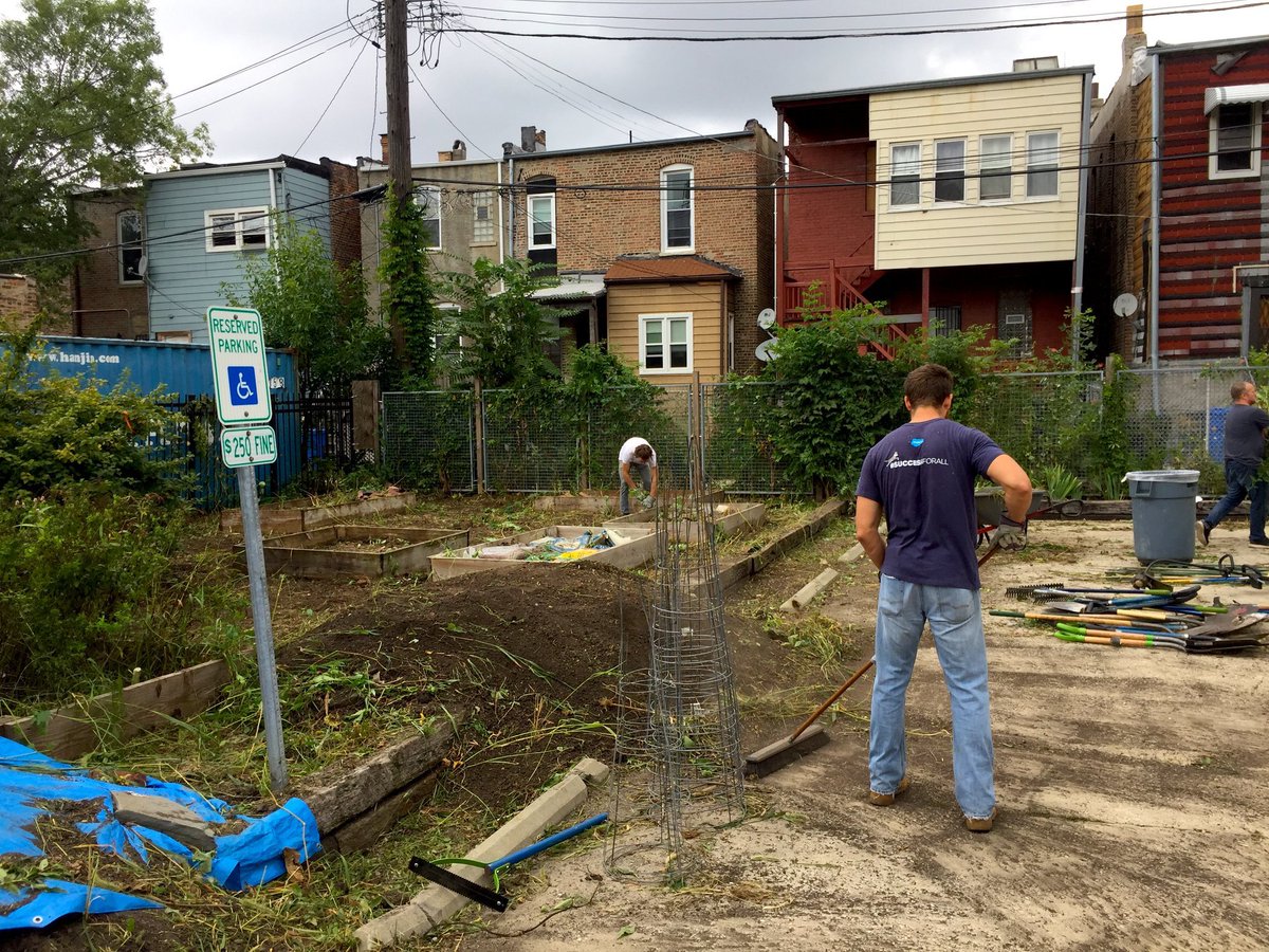 heartlandhelps's tweet photo. Thrilled to be working w @InspirationCorp! Our #Chicago #FarmWorks team will take over their #garden, harvesting food for the InspirationKitchens restaurant! Teaching employment skills AND growing local? Count us ALL IN!
#growlocal #workforcedev #partnership #EastGarfieldPark https://t.co/krJStyHvr5