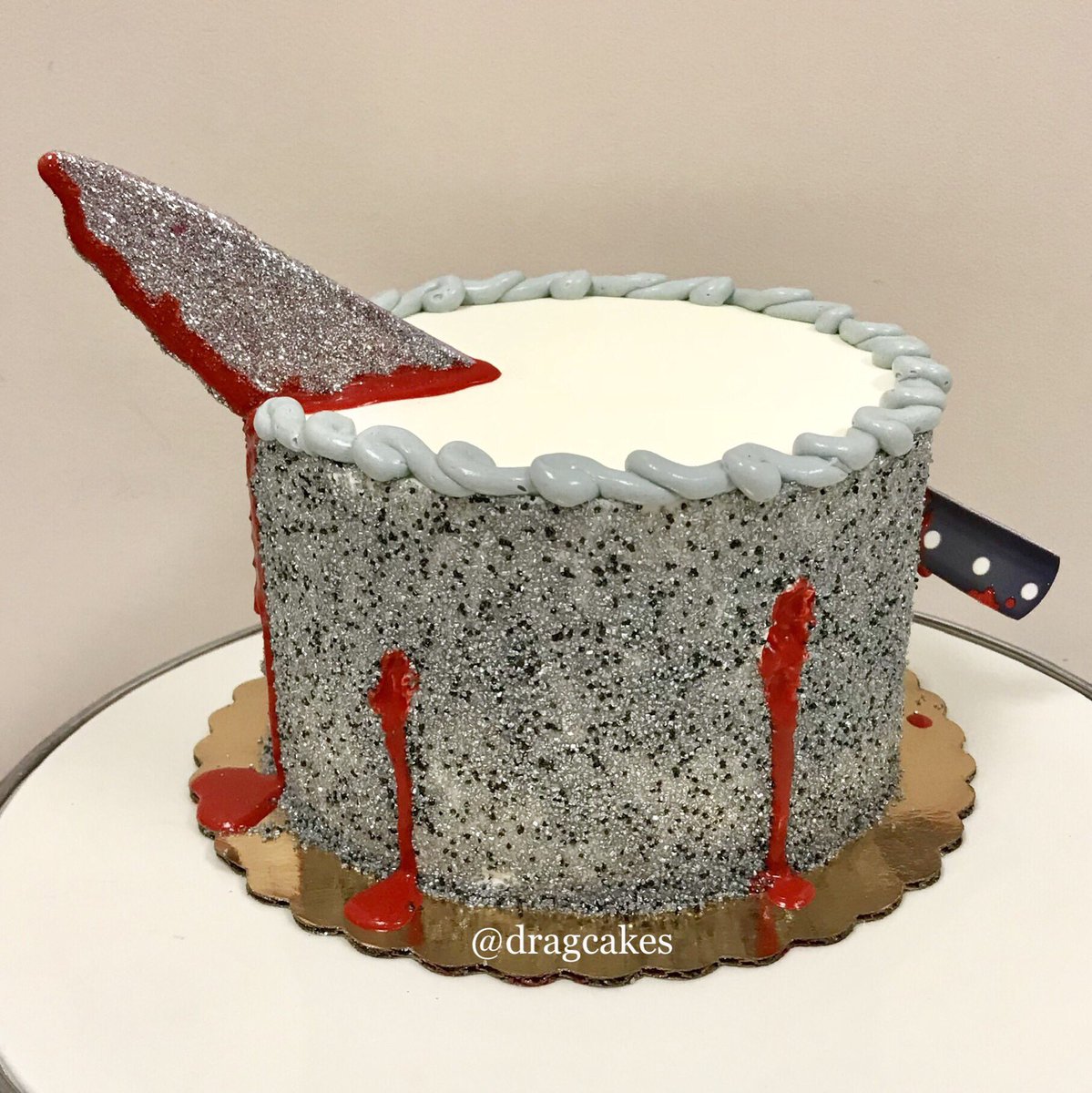 dragcakes's tweet photo. “How’s your head?” Inspired by Miss Fame’s “Death Becomes Her” runway look from @RuPaulsDragRace Season 7. 🔪 @MissFameNYC #dragcake #rpdr7 #missfame #dragqueen #cake #dragrace #deathbecomesher https://t.co/H1zCTgJ5UH