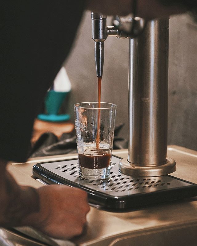 Para os amantes do café gelado, temos um tap e estamos servindo Cold Brew Nitro! ⠀⠀⠀⠀⠀⠀⠀⠀⠀
⠀⠀⠀⠀⠀⠀⠀⠀⠀
Não existe opção melhor pra encarar o calor. Só vem se refrescar com a gente! ift.tt/2NnRGLF