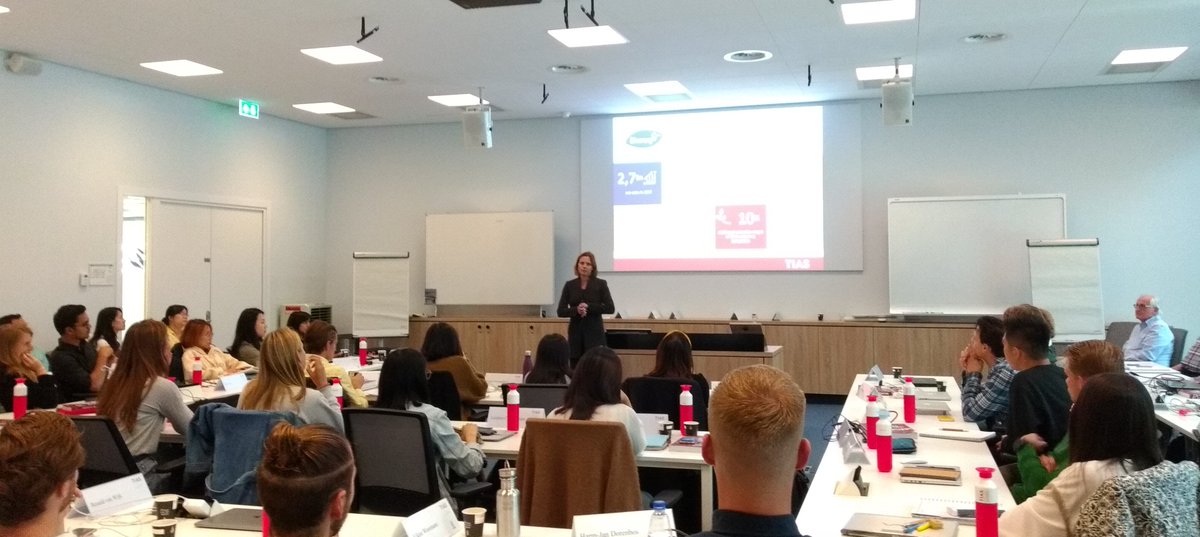 g_vanderspek's tweet photo. Thank you, Susanne van Dijk @kanikzelfwel, for sharing your professional experience on #value #creation with #customers at @DiverseyInc /@inMotionVR with our #mscba students @TIASNews #tiasalumni #marketing #neverstopasking https://t.co/z6FzBiNVsc