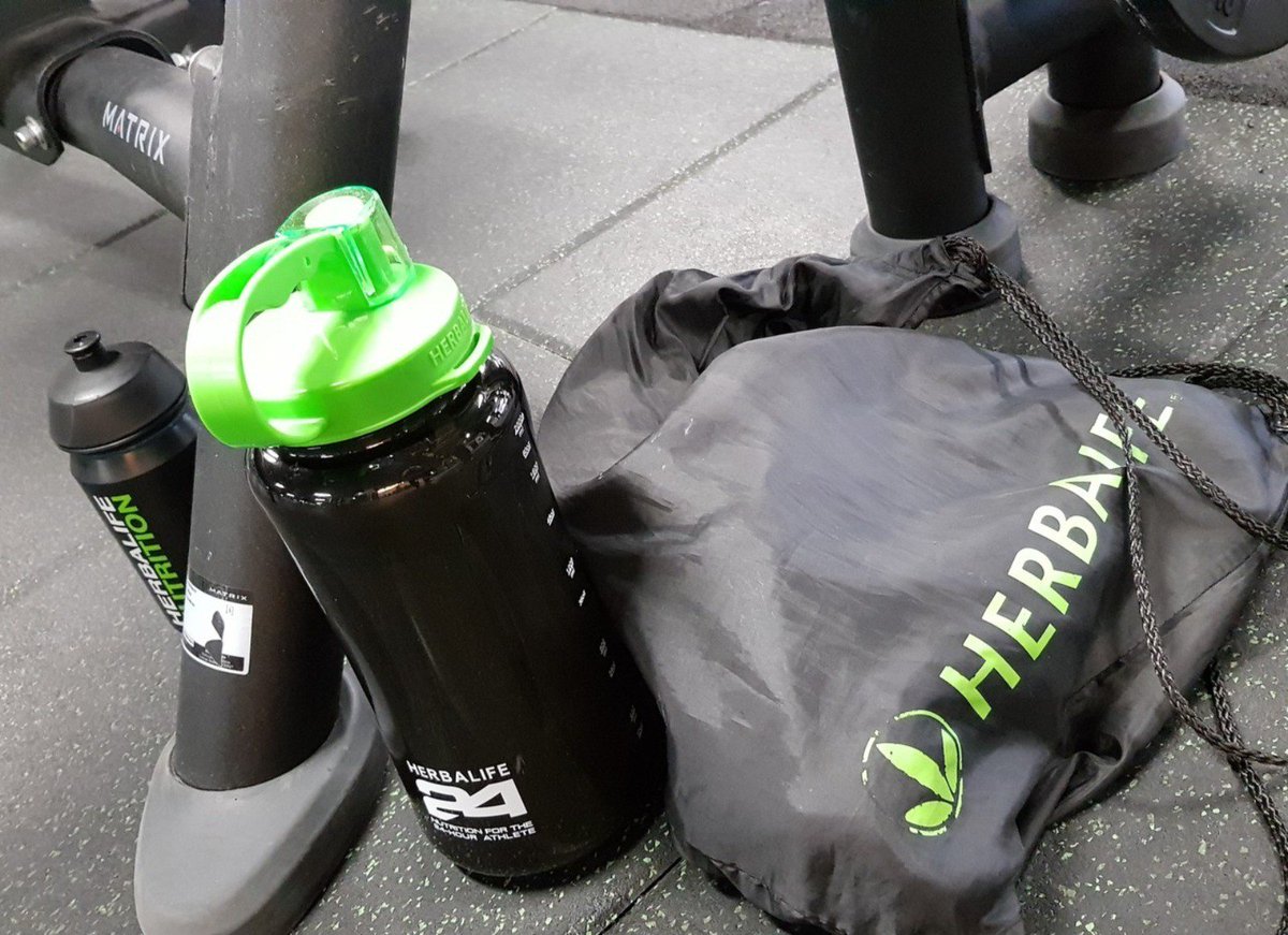 ContactHerba's tweet photo. Yet another day at the #gym and well prepared with my favourite sports drink Herbalife24 Hydrate/ LiftOff 
(lemon-lime). Yummy😋
#sportsdrink #Hydrate #Lemon #lime #Yummy #diet #recipe #nutrition #SelfEmployedOpportunity #delicious #fitspo #training #exercise #fitfam #workout https://t.co/bTVyJ7HRs6