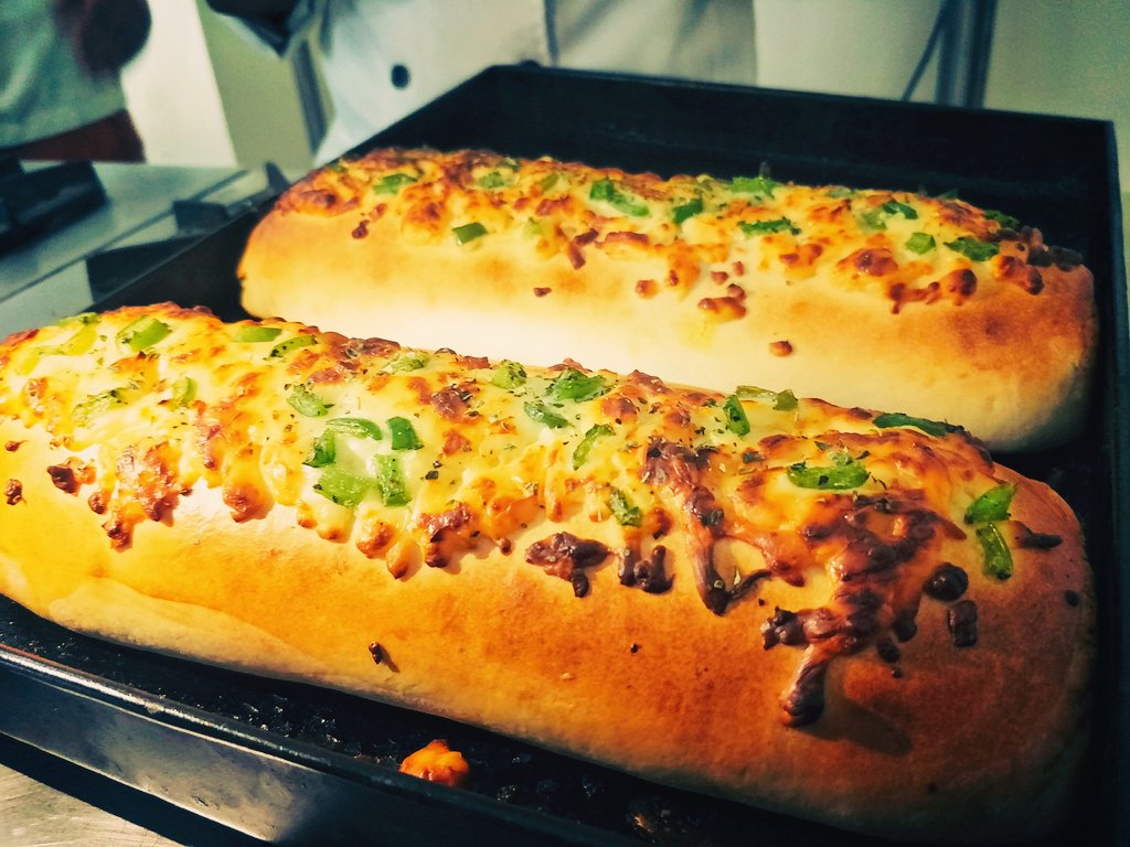 aryanyash69's tweet photo. #Cheeseandvegetablesbreadroll
#baked 
#Delicious
#loadedcheese
#capsicum https://t.co/aOc6yyGE67