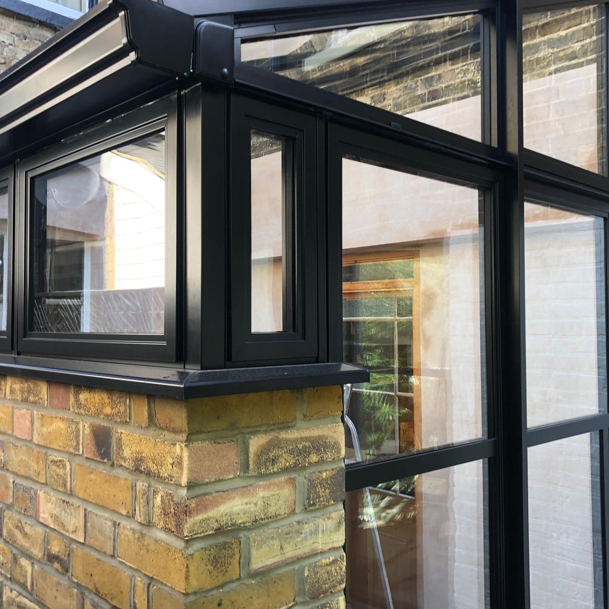 tradefit4u's tweet photo. Heritage black aluminium conservatory and rear kitchen door 🔥 #heritage #heritagedoors #conservatory #windowsanddoors #doors #checkatrade #tradefit4u #tradefit #localbusiness #build #home #works https://t.co/laLgCu8meI