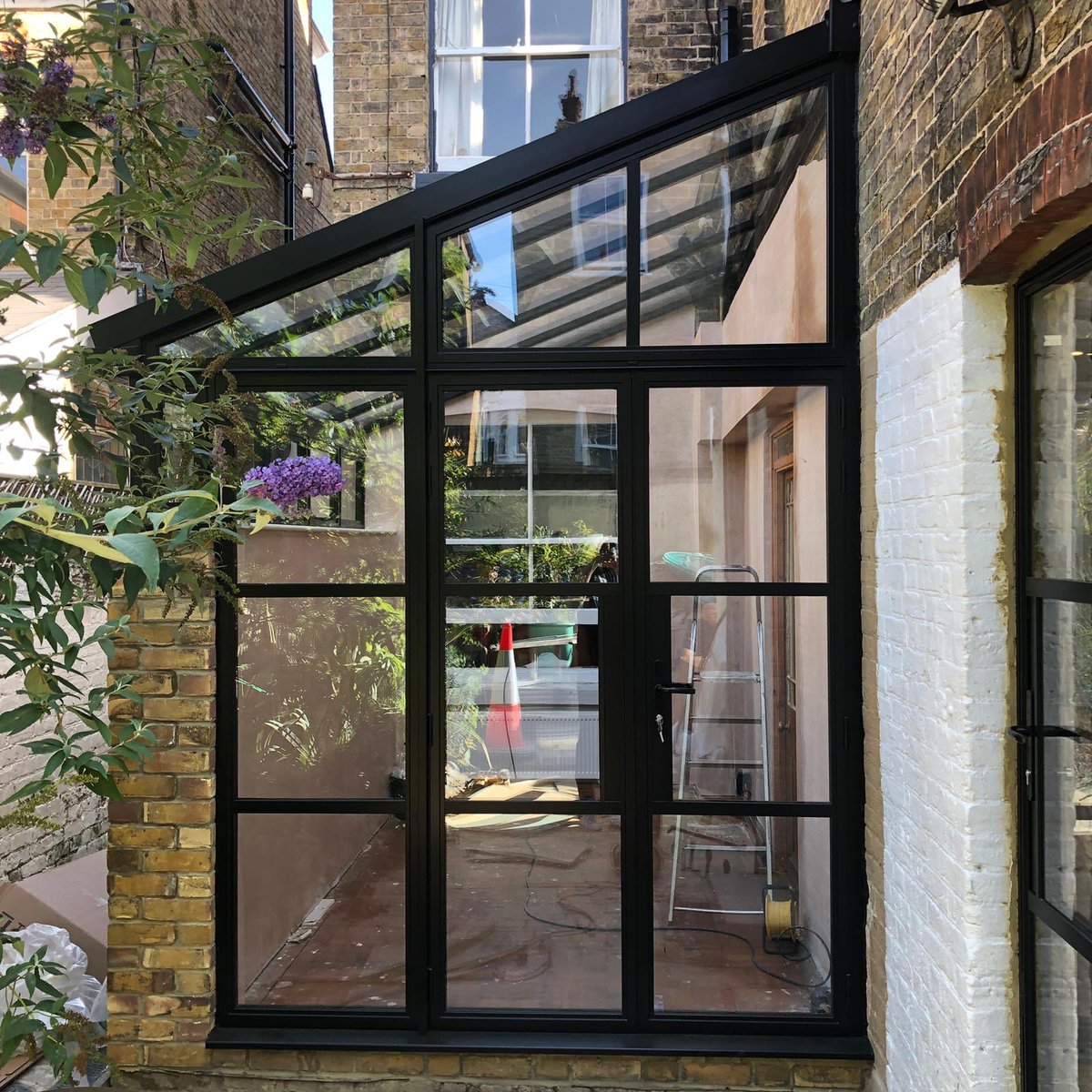 tradefit4u's tweet photo. Heritage black aluminium conservatory and rear kitchen door 🔥 #heritage #heritagedoors #conservatory #windowsanddoors #doors #checkatrade #tradefit4u #tradefit #localbusiness #build #home #works https://t.co/laLgCu8meI