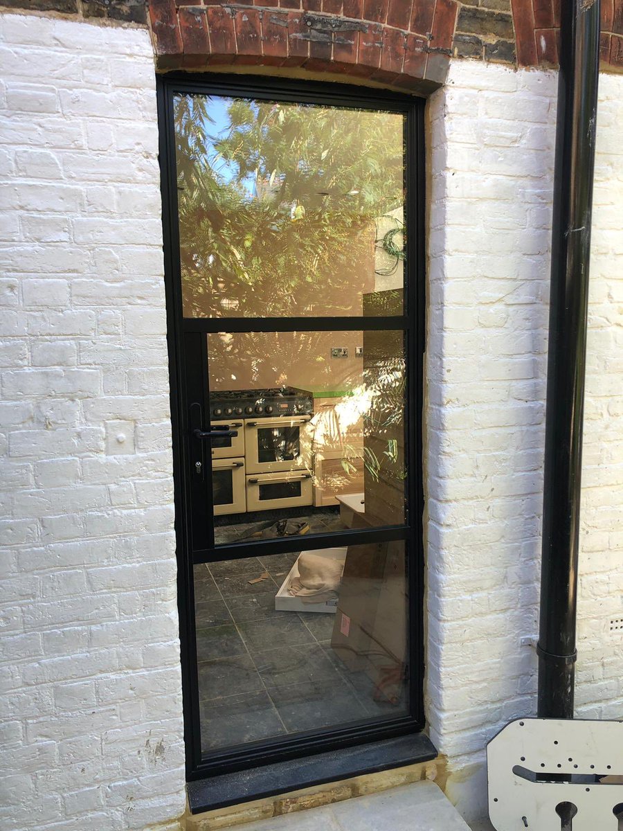tradefit4u's tweet photo. Heritage black aluminium conservatory and rear kitchen door 🔥 #heritage #heritagedoors #conservatory #windowsanddoors #doors #checkatrade #tradefit4u #tradefit #localbusiness #build #home #works https://t.co/laLgCu8meI