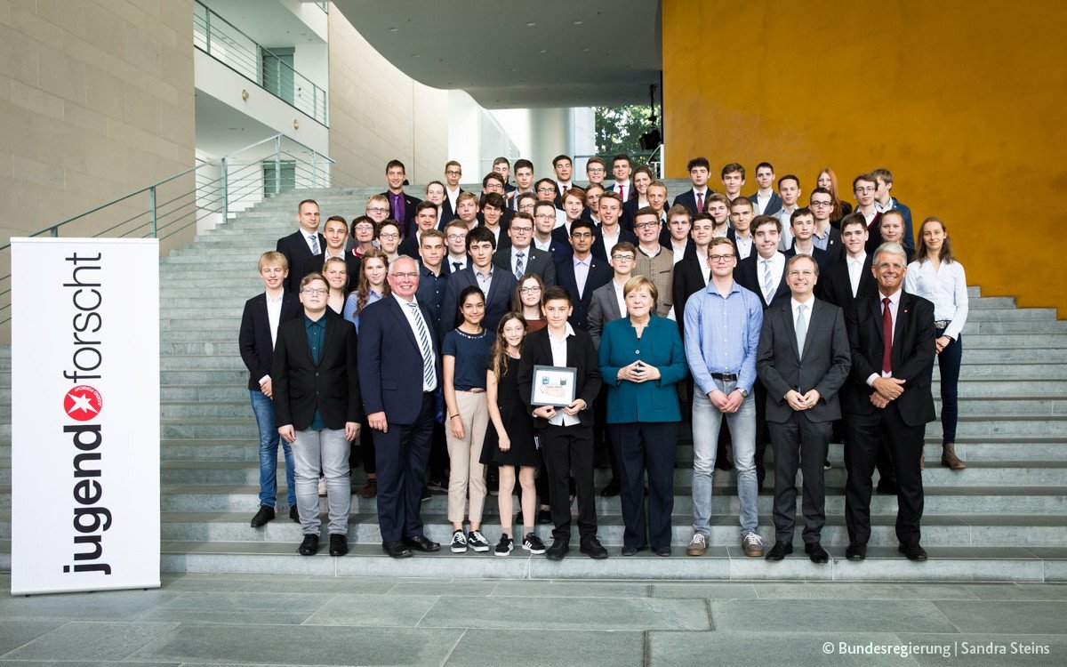bmftr_bund's tweet photo. Heute waren sehr viele kluge Köpfe zu Gast im Kanzleramt: 
Bundeskanzlerin Angela Merkel empfing die Preisträgerinnen und Preisträger des diesjährigen Wettbewerbs @jugend_forscht in #Berlin. Auch #BMBF PSt @_ThomasRachel gratulierte. 
@RegSprecher https://t.co/koRkr7yry7 https://t.co/57koxBWp4l