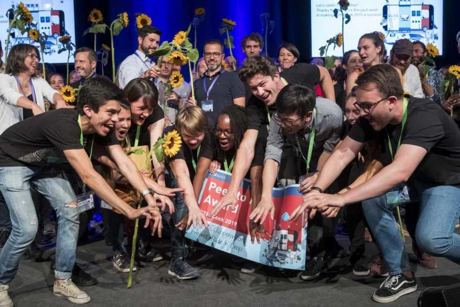 ETH's tweet photo. «Die ETH-Woche zwingt einen, seine Komfortzone zu verlassen und sich auf neue Denkansätze einzulassen»: Sebastián Guerrero Soriano ist einer von 200 Studierenden, die an der @ETH_Week 2019 neuartige Lösungsansätze zur #Mobilität entwickelt haben. #ETHWeek https://t.co/ohbEBJPTPB https://t.co/4TLNDPzZah