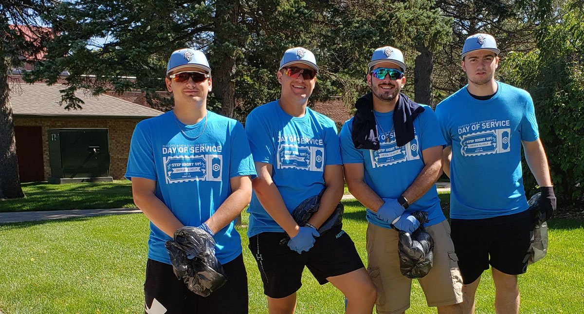 DakotaState's tweet photo. Now in its 4th year, over 860 DSU students, faculty and staff volunteered to make a difference throughout the Madison community for a Day of Service. 
#DSUdayofservice #DSUdriventohelp #givingback #DSUtrojanpride

Check out more photos here: https://t.co/UqXl9MAgjN https://t.co/UupJ12FBxw