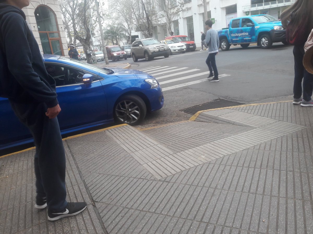 Y no. Por es rampa no puede descender una silla de ruedas. Ni el changuito de un bebé. Ni una persona con discapacidad. Media hora así de mal estacionado con la conductora adentro. Bolívar y Bs. As. 12hs. Jueves.