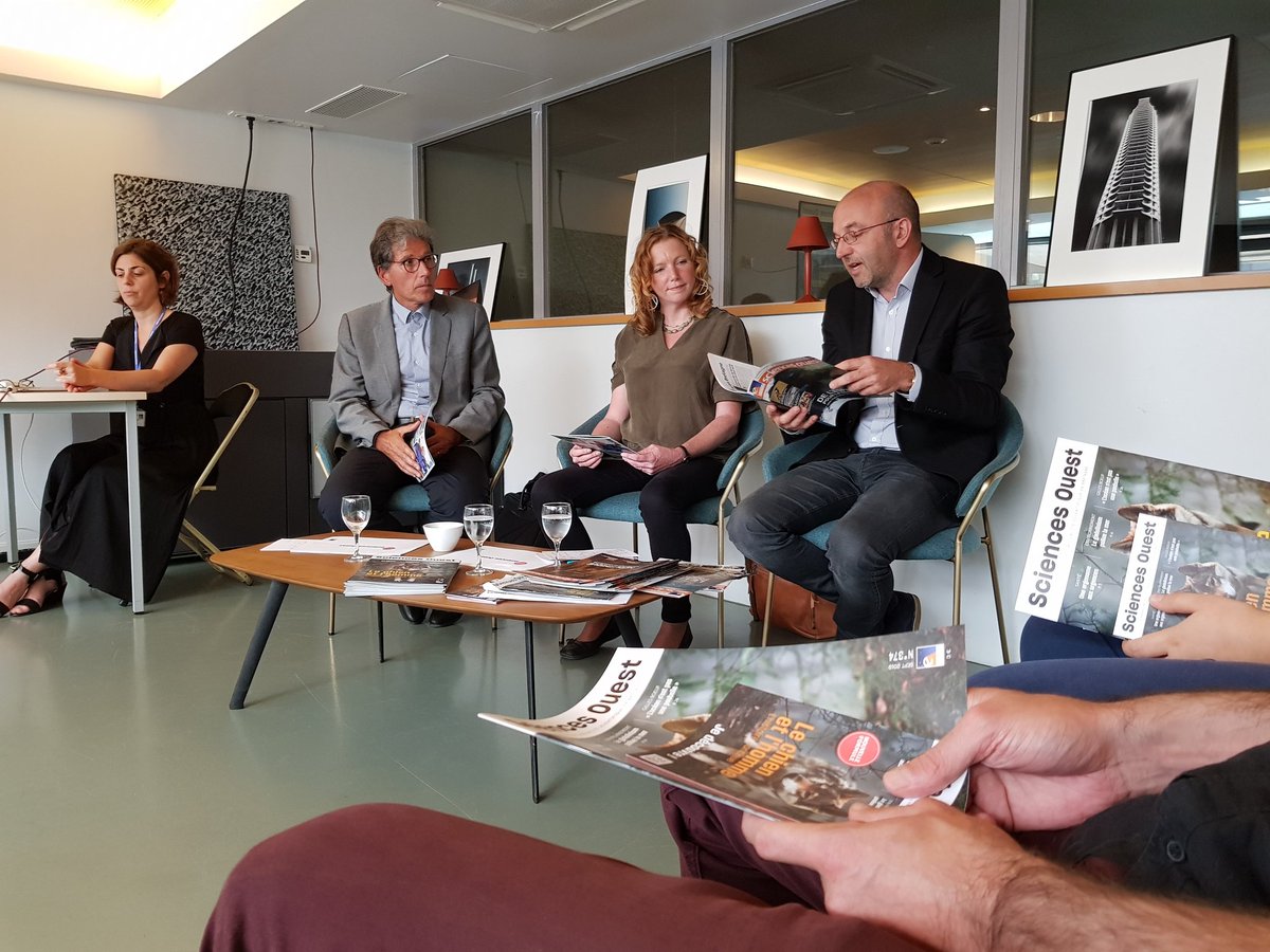 Présentation du nouveau <a href="/Sciences_Ouest/">Sciences Ouest</a> à la presse : c'est 35 ans d'Histoire pour le magazine de vulgarisation scientifique en Bretagne 😯 #CafeEDS #ChercheursBzh espace-sciences.org/evenements/le-…