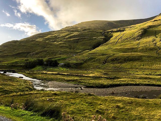 ActiveTastyLife's tweet image. Find the waterfall 💧
#tbt - another pic of our bike ride from @delphiresort. We rode a loop from the resort to the coast on the @thewildatlanticway through thee golden hills of County Mayo.
.
.
#WildAtlanticWay #DelphiResort #loveireland #CountyMayo … ift.tt/30c7TcW