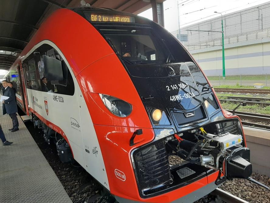 CDNLeszno's tweet photo. Dziś na Dworcu Letnim w Poznaniu Wicemarszałek Wojciech Jankowiak uroczyście odebrał od producenta i zaprezentował jeden z egzemplarzy nowo zakupionych przez Urząd Marszałkowski Województwa Wielkopolskiego elektrycznych zespołów trakcyjnych #Elf2 typu #48WE.
fot. #UMWW https://t.co/oHk3d4IG3U