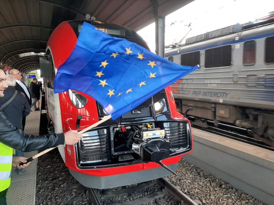 CDNLeszno's tweet photo. Dziś na Dworcu Letnim w Poznaniu Wicemarszałek Wojciech Jankowiak uroczyście odebrał od producenta i zaprezentował jeden z egzemplarzy nowo zakupionych przez Urząd Marszałkowski Województwa Wielkopolskiego elektrycznych zespołów trakcyjnych #Elf2 typu #48WE.
fot. #UMWW https://t.co/oHk3d4IG3U
