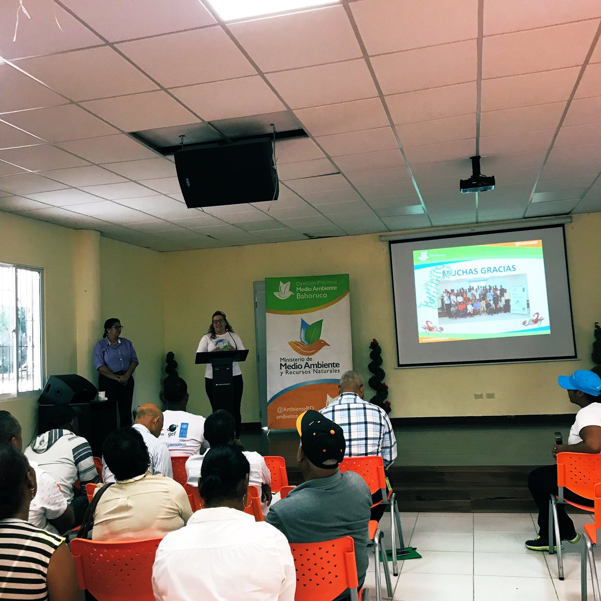 CarpioZoidi's tweet photo. Nuestra voluntaria #ABS Thelma Alcántara en Taller de Réplica de Sensibilización sobre ABS y Protocolo de Nagoya 🌿 en comunidad de Neyba, República Dominicana. #UNDPabs #VoluntariosONU https://t.co/Lwdr2VBPrC
