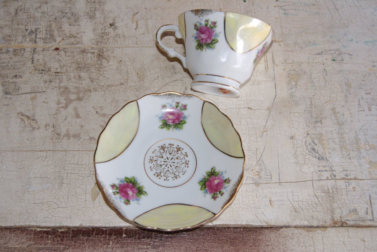 Wisdom_Lane's tweet image. 1960s Enesco Tea Coffee Lemonade Barista Cup And Saucer With Gold Trim And Paper Label Rose Pattern Great For Country Kitchen tuppu.net/84ddfd43 #Etsy #WisdomLane #RosePattern