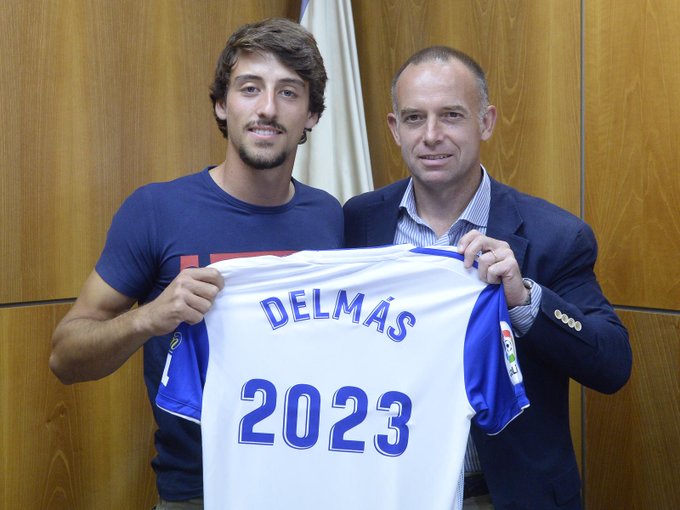 Delmás posa con la camiseta de su renovación junto al presidente (Foto: RZA).