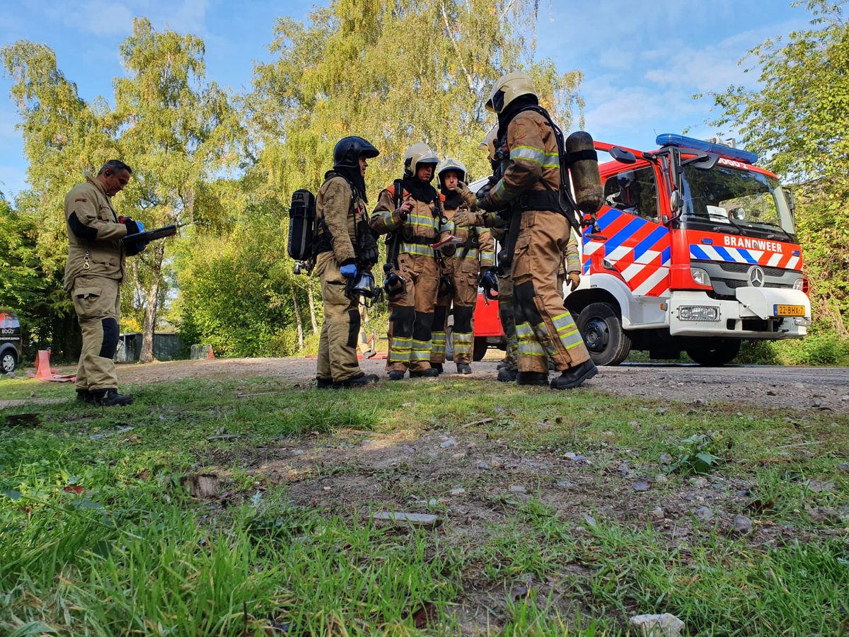 MeijerinkRon's tweet photo. Vandaag 4 daagse trainingssessie afgesloten in Weeze. Even wennen voor de vliegtuigbrandbestrijders van de Kooy, deze week geen crashtenders maar TS’en. Geen vliegtuigen maar huizen, gebouwen en gevaarlijke stoffen. Erg leerzaam en leuk. @DHAirport  #marinebrandweer
@Kmslbotc https://t.co/UmcfmJXg4e