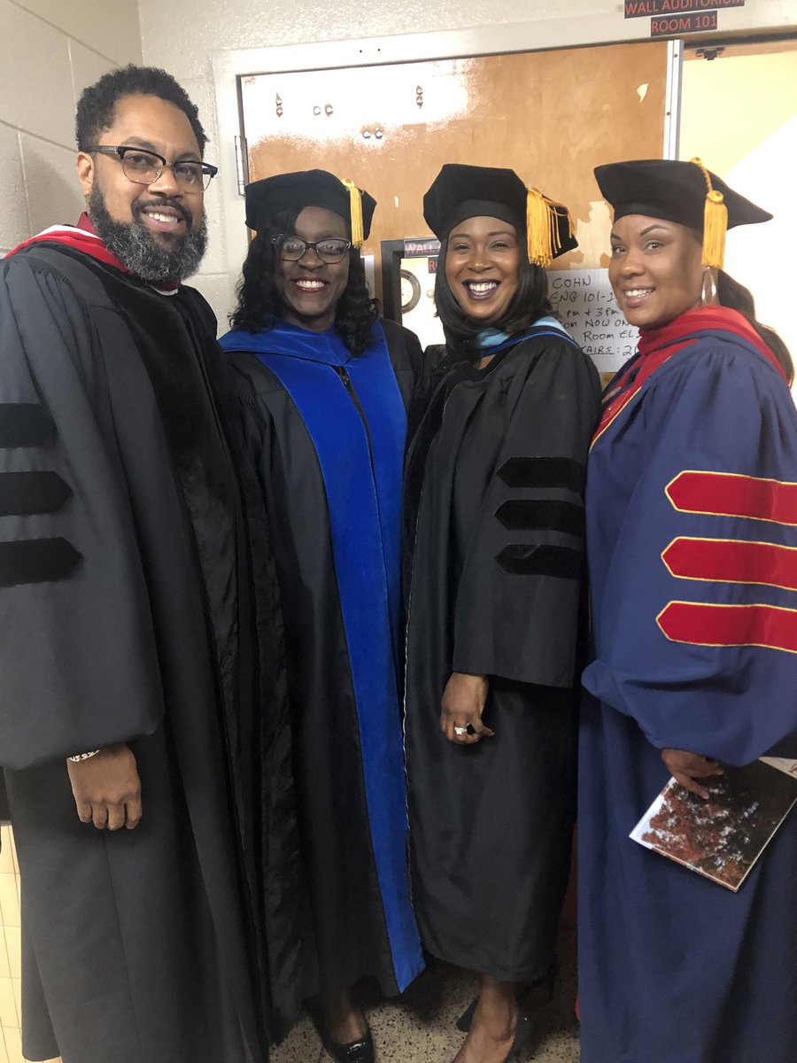 DeborahMMartin's tweet photo. Humbled to serve along side these awesome @VAUnion1865 Deans! #vuu #vuuconvocation https://t.co/SWAxad8lVM
